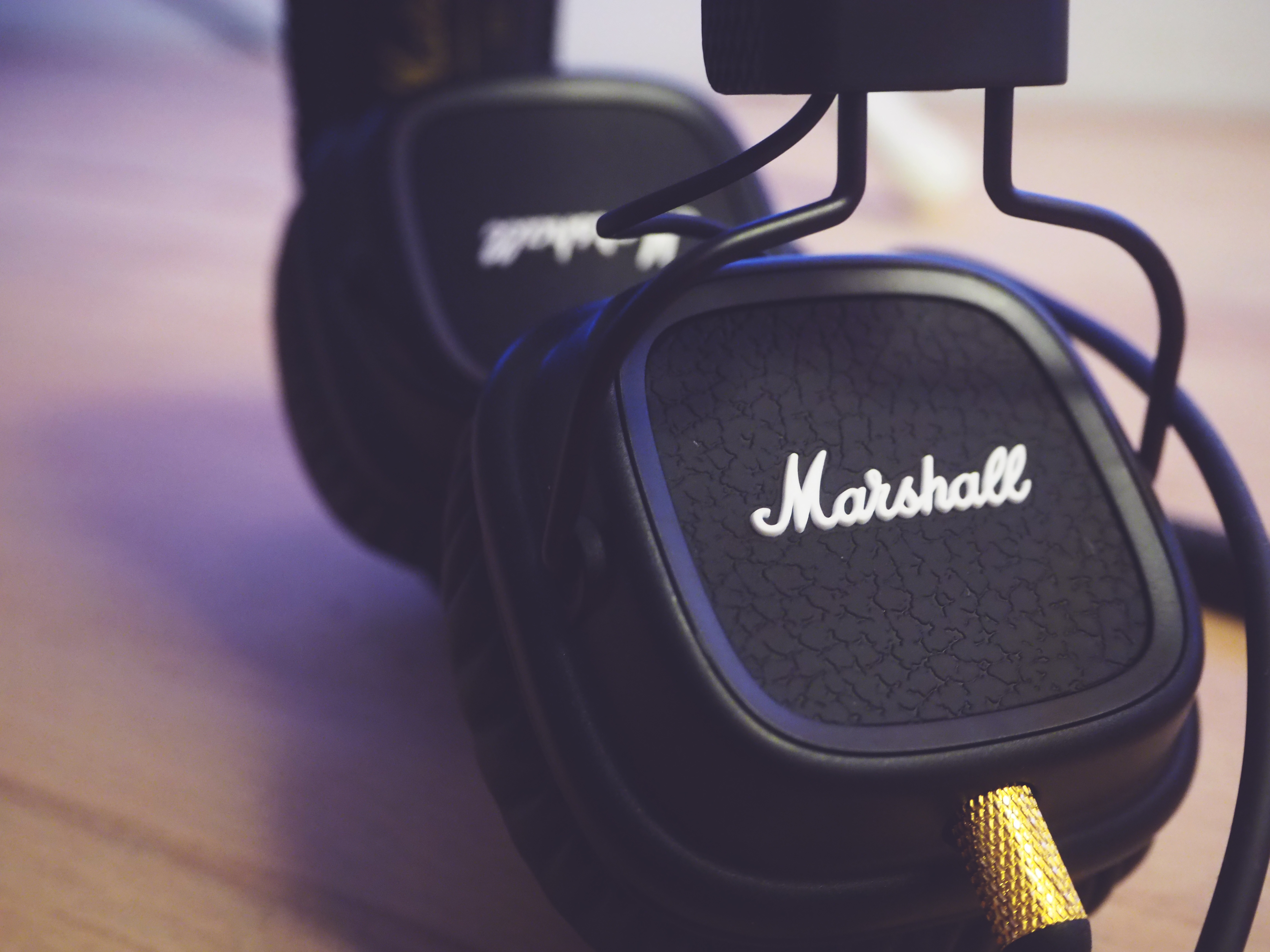 negative-space-marshall-headphones-retro-mateusz-dach.jpg