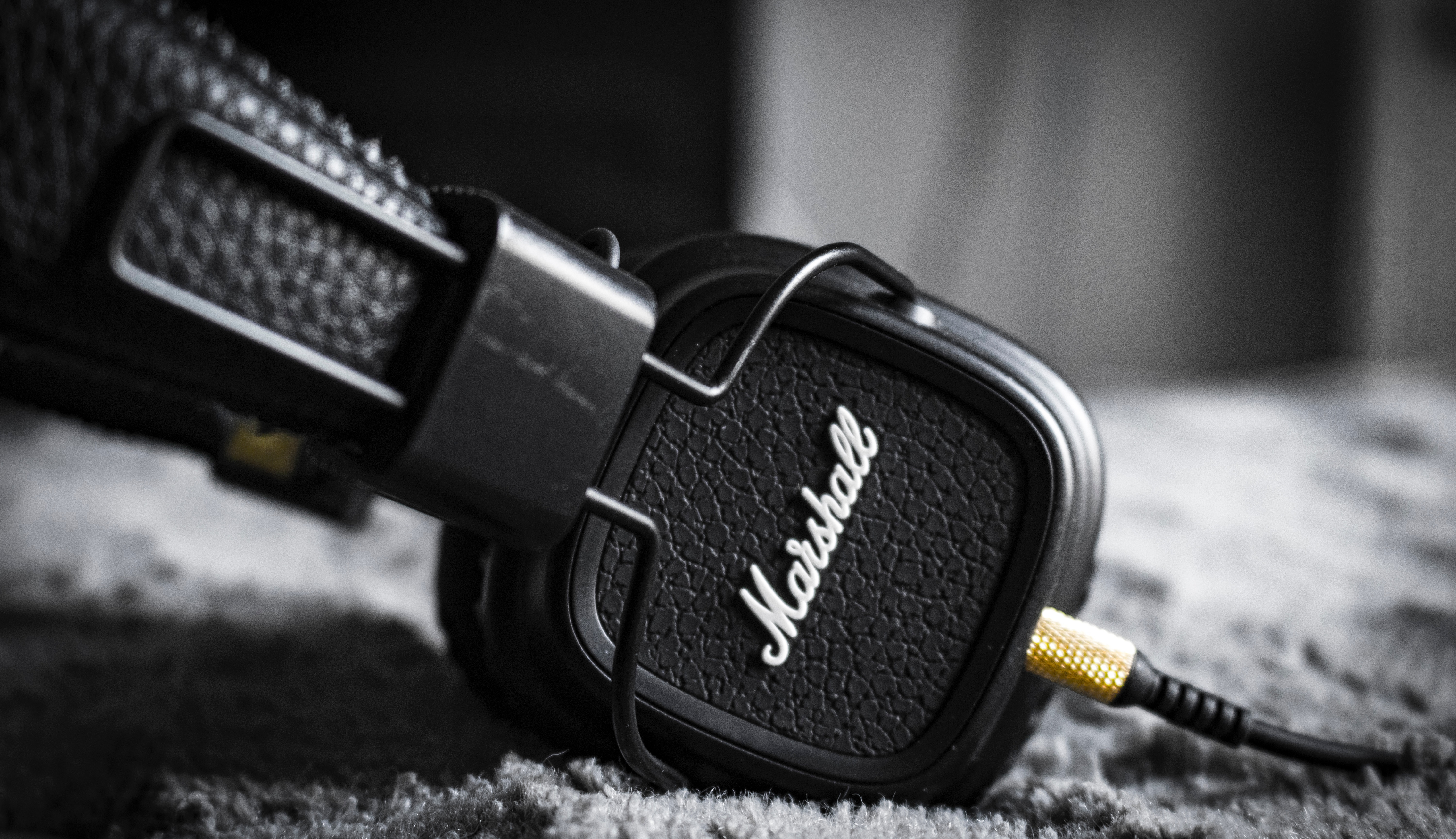 negative-space-marshall-headphones-close-up-mateusz-dach.jpg