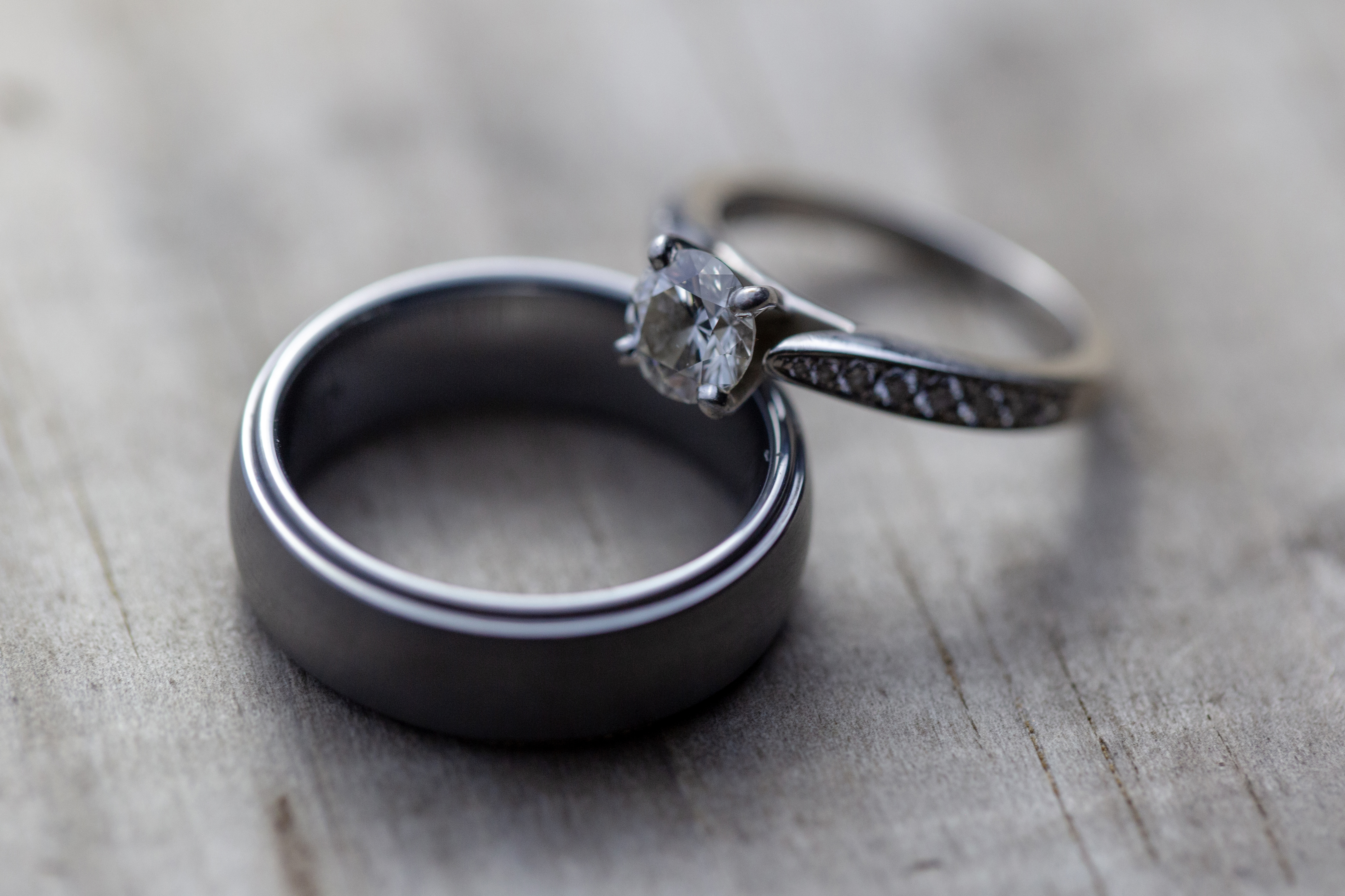 Брак ювелирного изделия. Брак ювелирных. Платиновое кольцо на деревянном столе. Cursed marriage Ring.