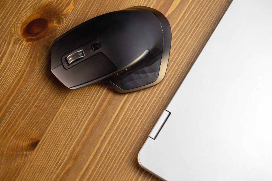 https://negativespace.co/wp-content/uploads/2019/07/negative-space-flat-lay-laptop-mouse-desk-1062x708.jpg