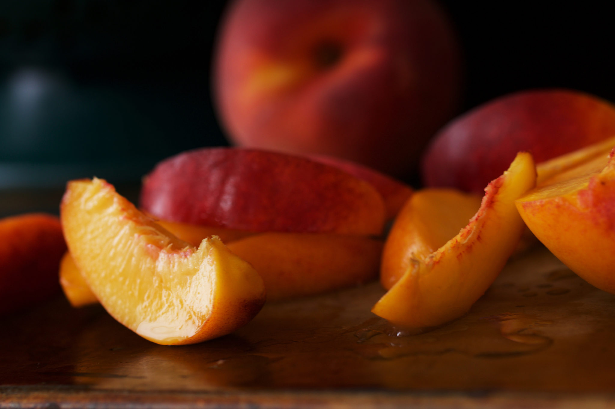 Fresh peaches. Натюрморт с персиком. Персик фрукт. Персики заставка. Персик на черном фоне.