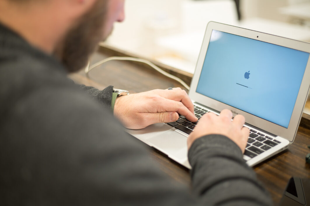 https://negativespace.co/wp-content/uploads/2021/11/negative-space-apple-desk-beard-1062x708.jpg