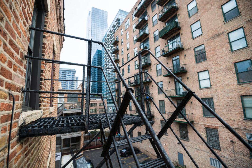 negative-space-chicago-fire-escape-apartment-1062x708.jpg